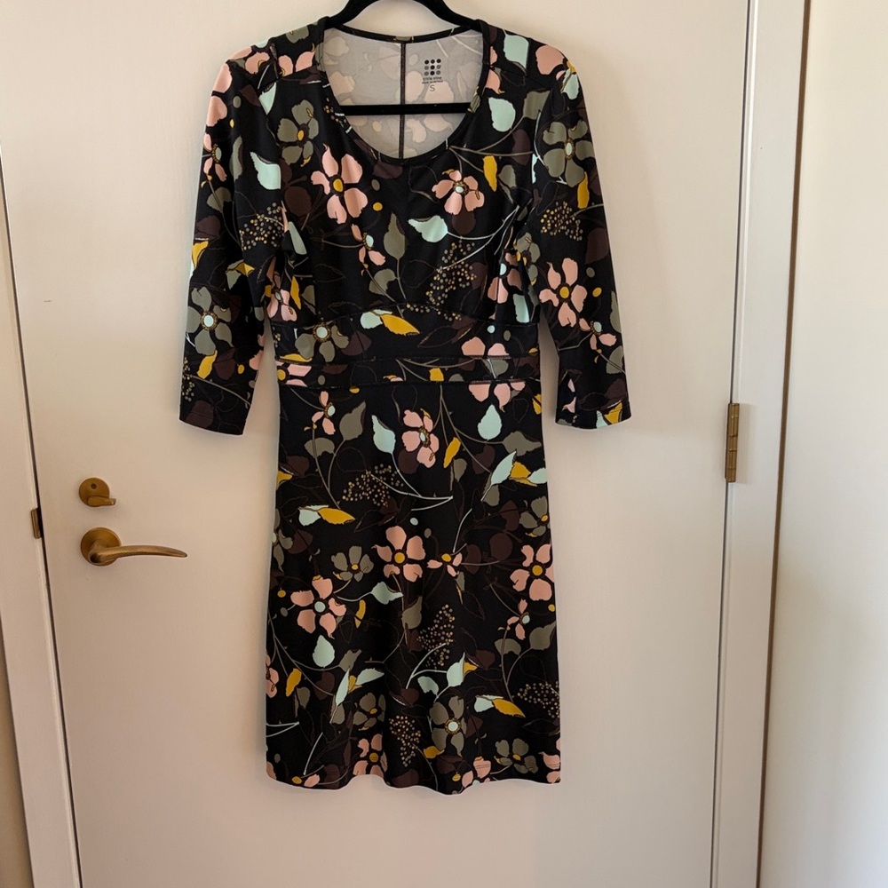 Title Nine Dream Floral Dress Sz S. 3/4 sleeve. Fit and flare. Travel Resort.